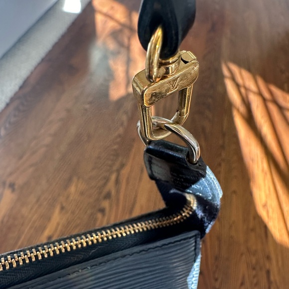 COPY - Louis Vuitton Epi Pouchette - Picture 11 of 15